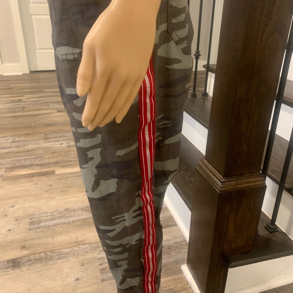 Sofia Vergara Jeans Marcelina utility jogger side stripe camo print - Picture 2 of 7